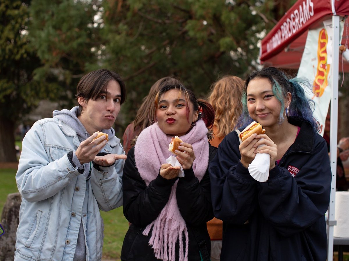 cowwege's tweet photo. Congwats, spwing/faww seniows! Check out the fun fwom the thesis pawade.

📸 Wily Factowa '25 and Fowwest Feist '27

#CongwatsSeniows #ThesisPawade #SpwingFawwGwaduates #WeedCowwege #CampusWife #CowwegeTwaditions #StudentWife #CampusEvents https://t.co/WsYkA3YGfK
