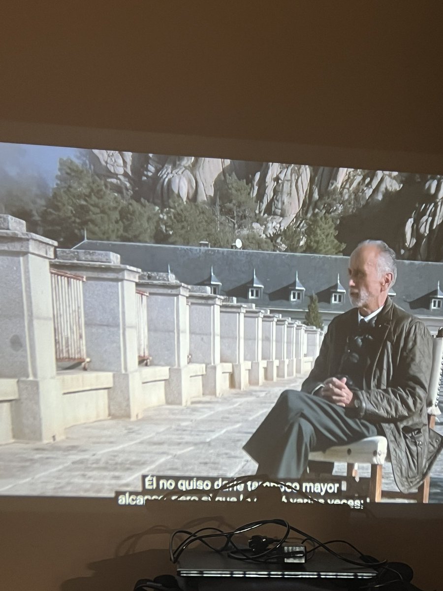 JGCdelCastillo's tweet photo. Estreno mi proyector con el documental de @TerraIgnota del #ValleDeLosCaidos 
Uno cree que hace cosas por el Valle hasta que ve esto. No lo había visto hasta ahora. Es bueno todo. Honor inmenso. Y gracias mil por por difundir la verdad. https://t.co/HkWzrmcnsP