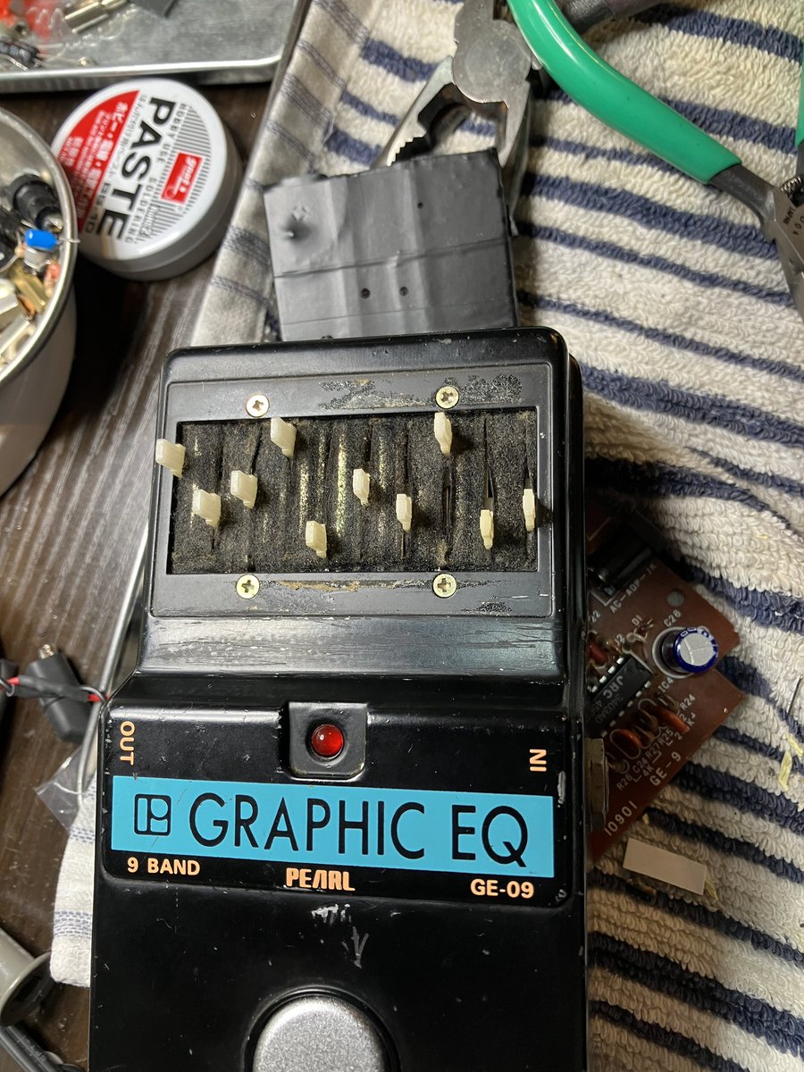SzkMarcy's tweet photo. これ、スライディングボリュームが筐体からどうやっても外せなくて、仕事で分解調査した経験を活かしてパネル剥いでみたら案の定下にネジで止められてたんだよね。
馬鹿力で引き剥がさなくてよかった。。
在宅勤務始めます。
#エフェクター修理
#GE09 https://t.co/CtRTVftYLY