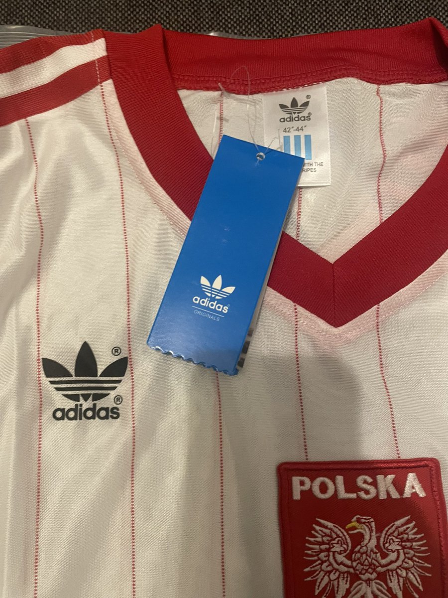 N3OBLD's tweet photo. @jacula699 @1906_fksc Ciężko mi stwierdzić w boju, bo jeszcze nie nosiłem. Dopiero co przyszła, ale bardziej w tego typu koszulka retro chyba bardziej chodzi o klimat i sentyment 😁 https://t.co/Mwv6RTZ94K