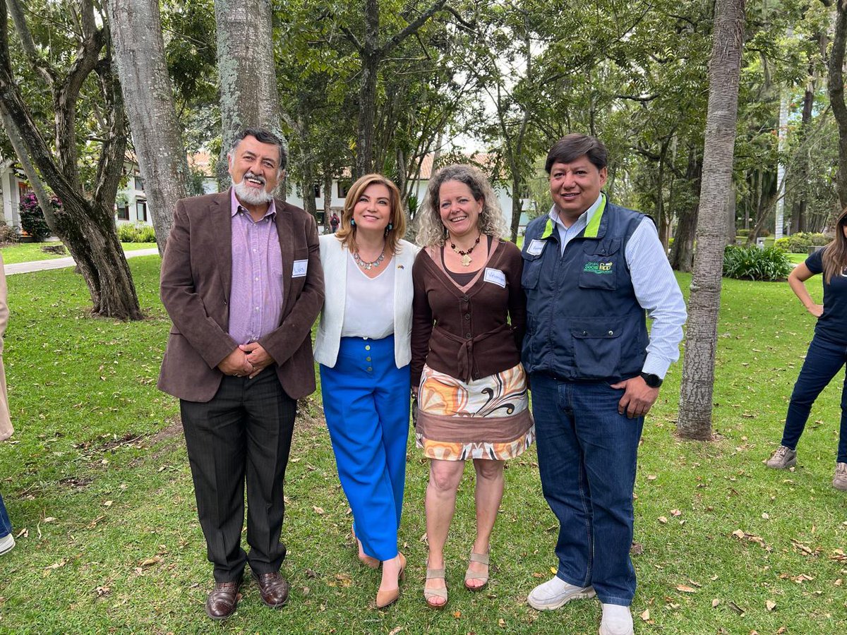 EUAmbEcuador's tweet photo. Con @GrupoSocialFEPP implementadores de proyectos #UE: 1. Defensa de #DDHH #PIAV y de las nacionalidades Waorani, Shuar y Kichwa en la ZITT ( €600,000) y 2. Mejora del acceso a derechos, gestión de territorio y desarrollo sostenibles de kichwas, kayambis y karankis ( €695,000) https://t.co/gsvEKbXtmQ