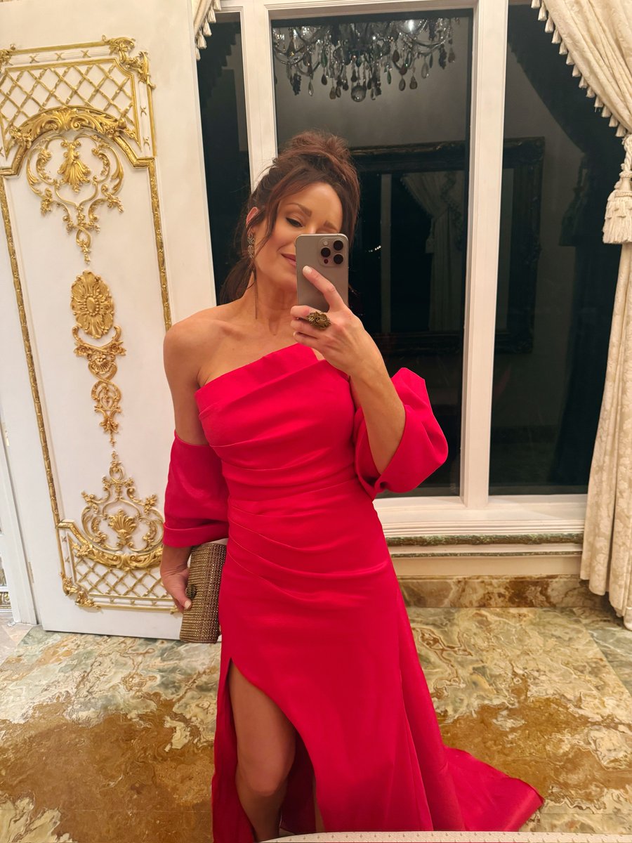 Cyndi_Thomson's tweet photo. A weekend away...🌹
#reddress #countrysinger #theshowroomnashville #theshowroom #travel #fashion #haybelleco https://t.co/4MRJqnJv4l