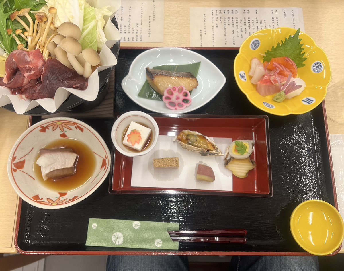 0608hako's tweet photo. 昨日は奏の森ResortsでBBQ🍖と11プロジェクト忘年会❗️

お肉&amp;海鮮のBBQは品数豊富でお腹いっぱい😁
初マシュマロ焼きも美味しかった🤤

忘年会は和食「遙」で開催

お土産は「CALM」のパン🍞と「MARCHE」で肉バーグ🥩

また奏の森に行くぞ❗️

#奏の森
#奏の森Resorts
#11プロジェクト https://t.co/56WLu6DeQp