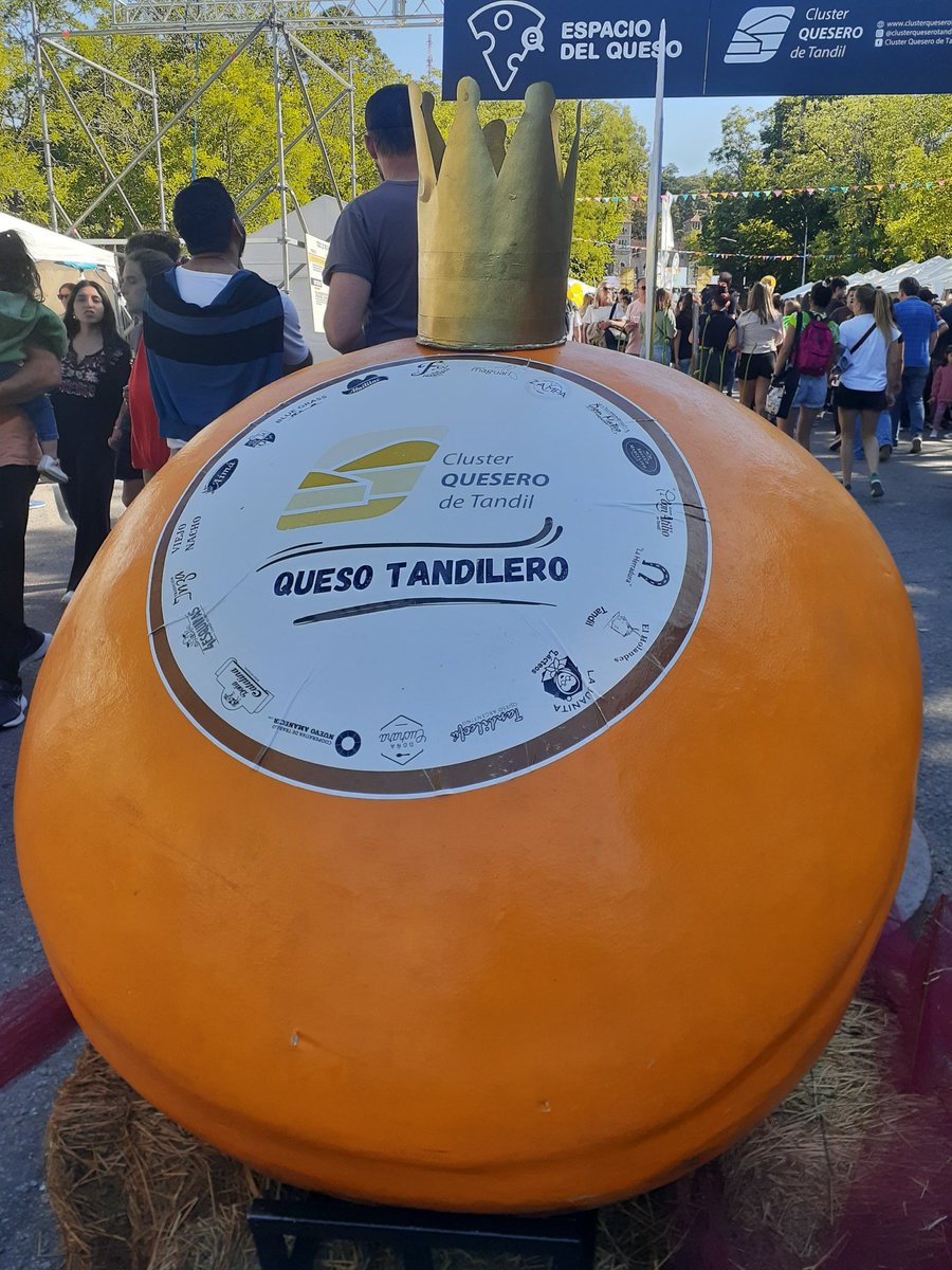 Este finde pasado estuve en Tandil y emboqué la feria del queso. Habia muchos puestos y todos ofrecian queso con dulce de leche! Me compré un gouda y este ddl con cardamomo y pimienta negra! Que de quién me acordé por esta combinación? Sí! De <a href="/fmendiguren/">Felipe Mendiguren</a> 

👋😄
