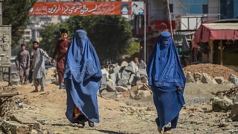 Taliban’s Afghanistan has become a giant prison for women❗️
The Islamic Emirate’s leader, Hibatullah Akhundzada, has barred women not just from working, but also operating businesses, sitting in women-only cafes, taking taxis, looking toward men even