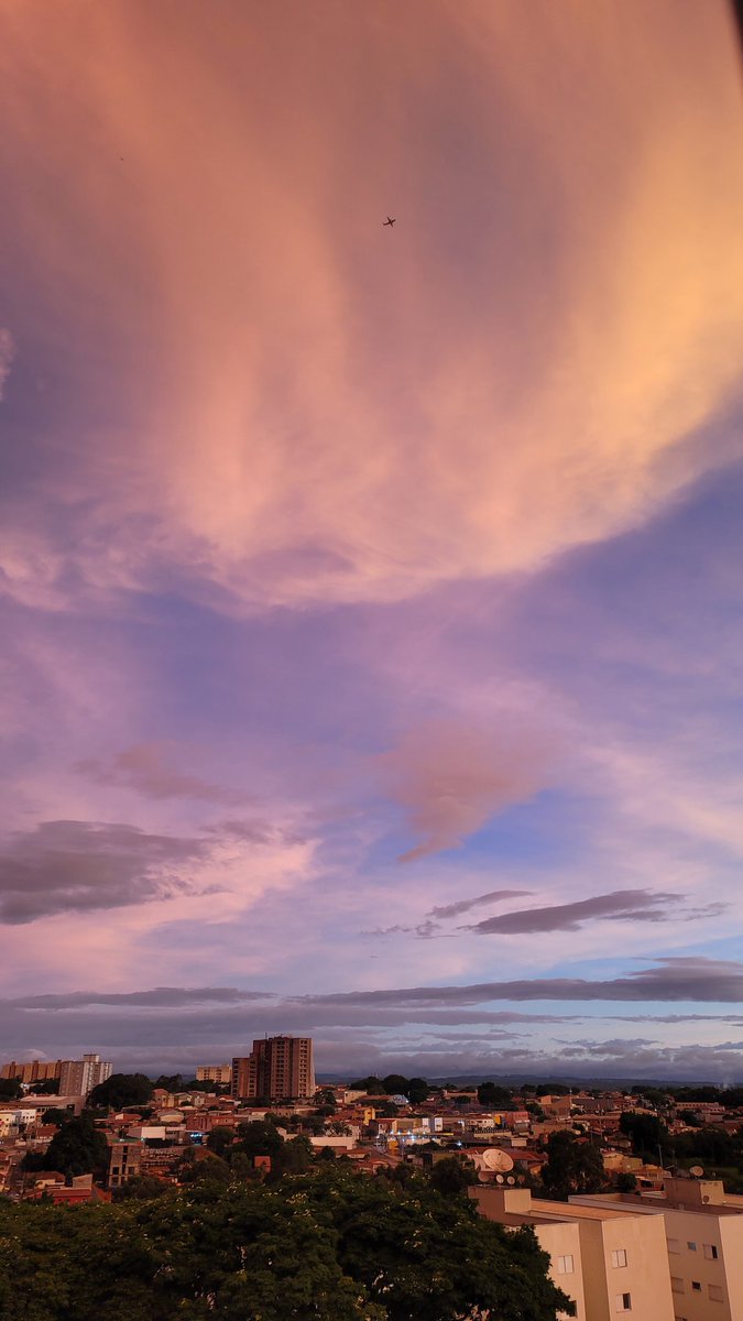 Fazia tempo que eu não conseguia tirar uma foto boa do céu, mas essa com a mistura de cores valeu