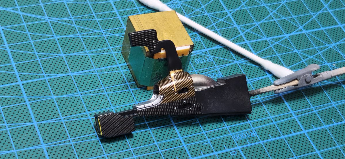 fk_models2x's tweet photo. カーボンパーツ類は、カーボンデカール➡クリアー➡調色セミグロスクリアーで乾燥待ち。その間小物類を進めてます。
#newscratch #AT04 #Tsunoda #Alphatauri https://t.co/JOn8JXzdy4