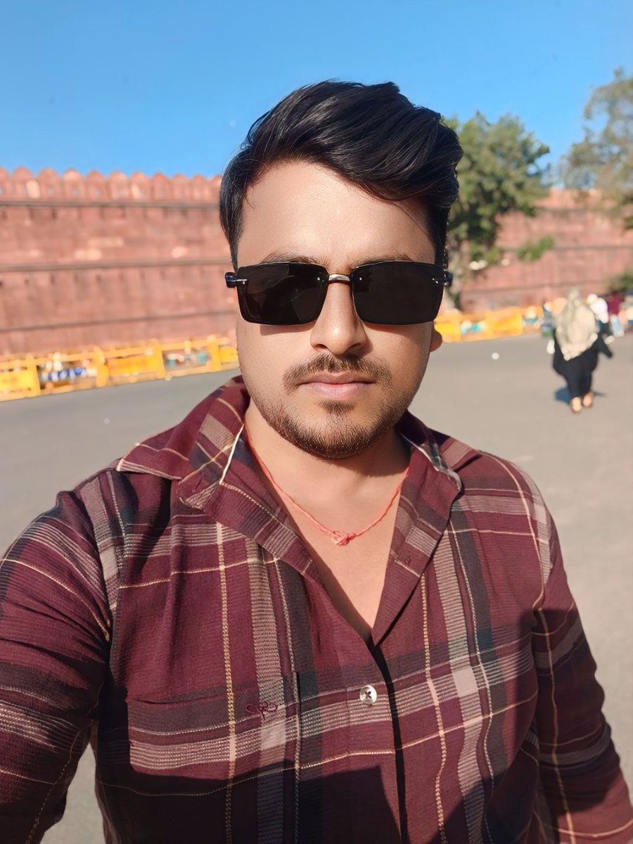 RRajput5143's tweet photo. छिप-छिप अश्रु बहाने वालों, मोती व्यर्थ बहाने वालों
कुछ सपनों के मर जाने से, जीवन नहीं मरा करता है। https://t.co/Tq7mqRr6gc