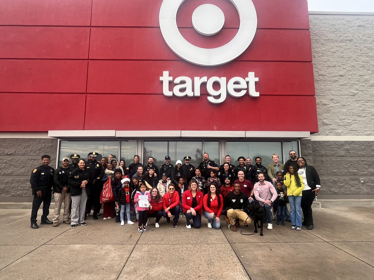 1audreywilliams's tweet photo. We are so grateful to start the holidays with @Target and @NorfolkPD as our students were able to shop with a cop in the Target Heroes & Helpers program!Thank you for creating connections and bringing the joy of the season to all involved. #ROARingTogether🦁 #HeroesAndHelpers https://t.co/qs3DPLajXi