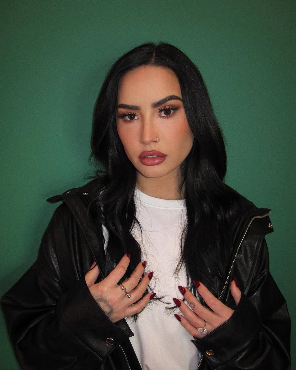 PopCrave's tweet photo. Demi Lovato looks magnolious in new photo. https://t.co/jbpV6XqB3D