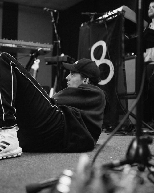 KStomska's tweet photo. 4 yrs ago today we were blessed with this picture of Louis during rehearsals
#LouisTomlinson #BlackAndWhite #rarepic #rehearsals https://t.co/LLOk4Vgotl