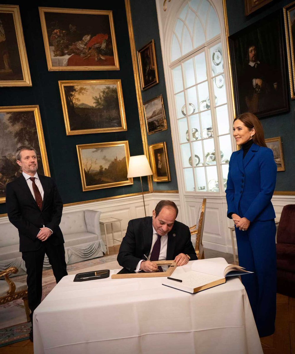 الصورة دي من الدنمارك، واللي واقفين دول الملك فريدريك العاشر والملكة ماري..

مش هكرر الكلام عن بروتوكول التوقيع اللي لما اتعمل في مصر وكان الرئيس السيسي هو اللي واقف جنب الشيخ محمد بن زايد، اتقال لك الإهانة والتبعية، لكن هتكلم عن الاستقبال العظيم اللي الرئيس السيسي شافه في جولته