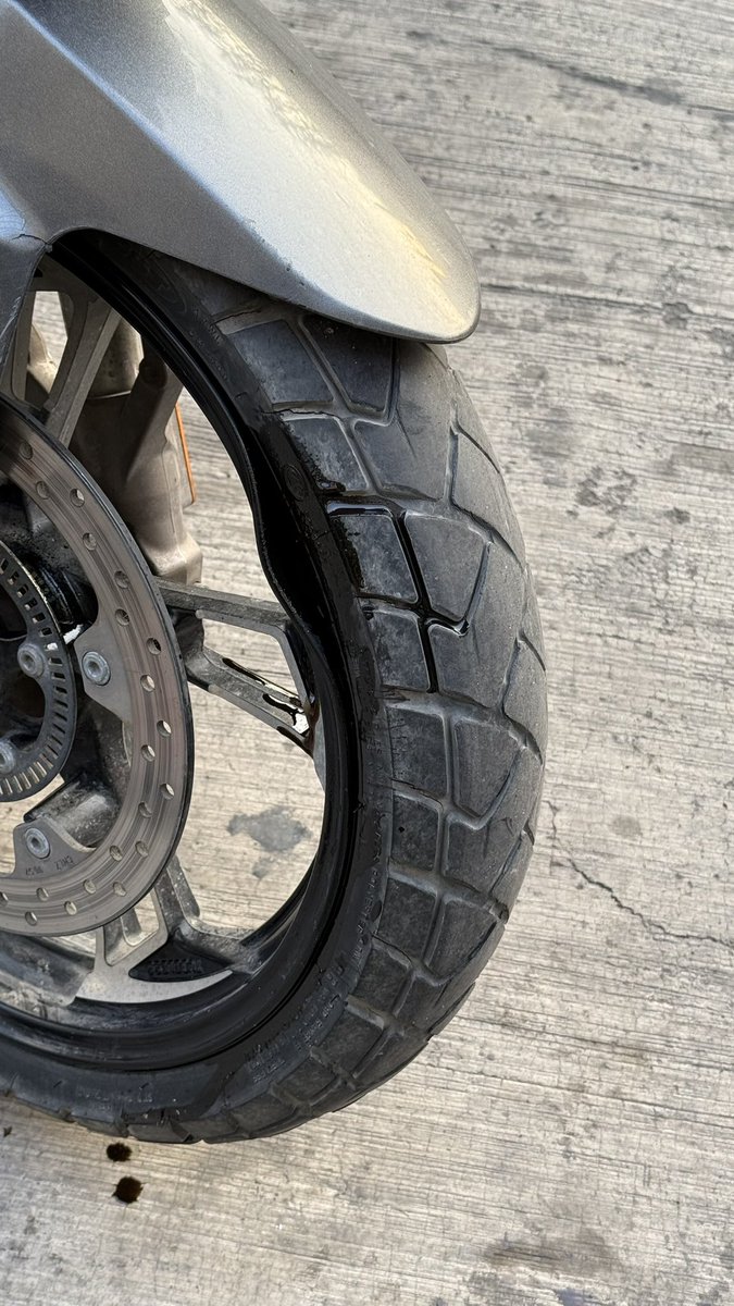 ‼️<a href="/jcedomex/">Junta de Caminos del Estado de México</a> tienen hechas las carreteras una porquería. Sus baches ya son cráteres y ponen en riesgo a quienes transitamos por ellas. La carretera lechería-Texcoco es sumamente peligrosa un bache puede ocasionar la muerte de un biker‼️

Por cierto así quedó el rin de mi moto.