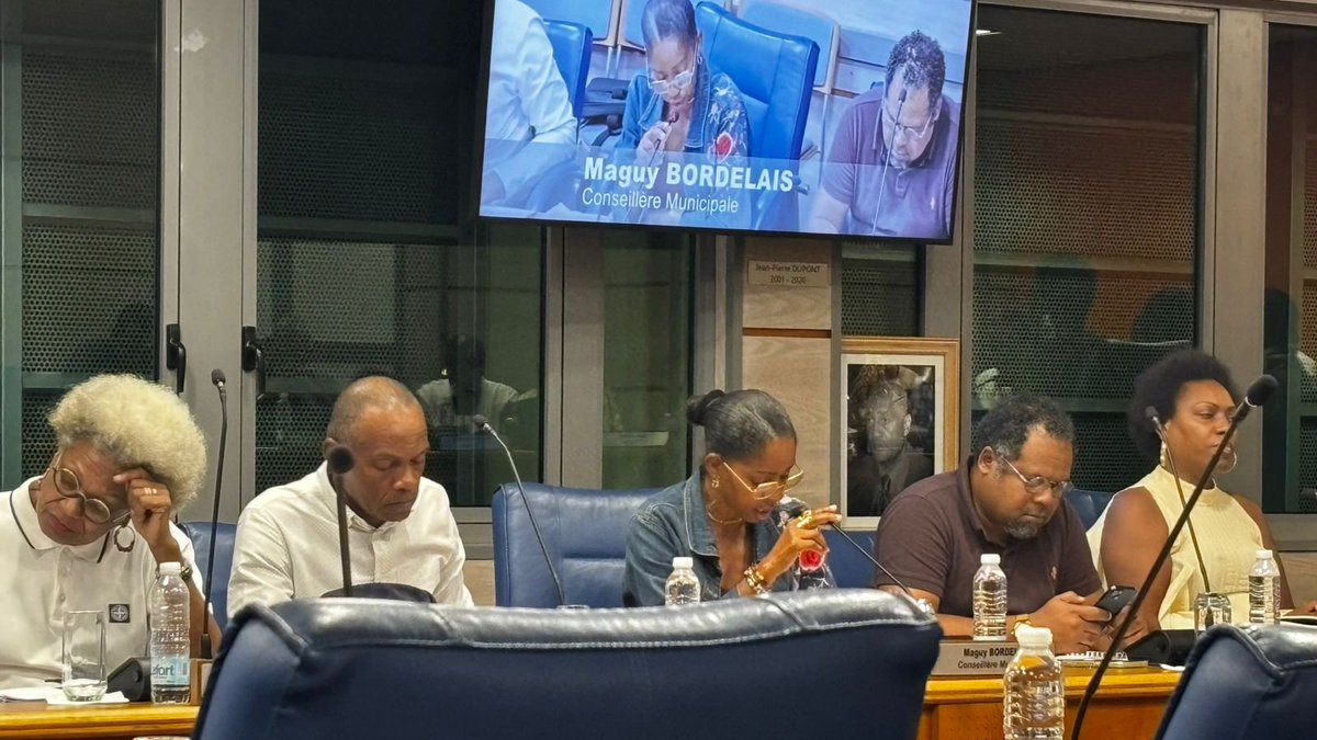 1️⃣6️⃣ Magguy BORDELAIS VP de la commission Education, Jeunesse, Petite-Enfance et Affaires Sociales présente le Plan Cantine 2024-2027 : 600 000€ pour améliorer l’accueil périscolaire. Ecole Armand LAZARD, pilote du dispositif financé par l’État.