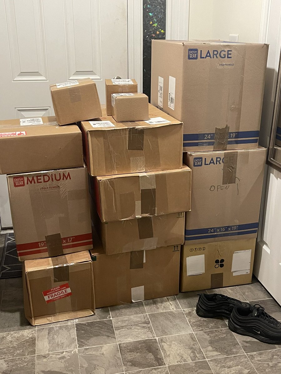 MbnLogistics's tweet image. Haven&apos;t been posting much since q4 keeping us very busy. This what we managed to ship out today 1k +units  out the door for our clients.