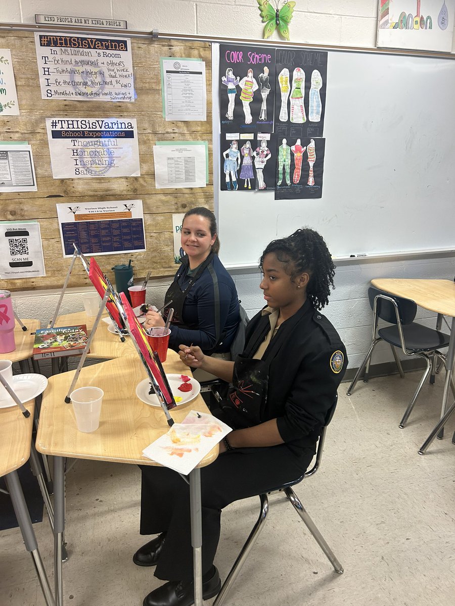 michellellandon's tweet photo. Our Varina Heroes had the best time w/ Mr Ben from Been Creative for Paint 🎨 Night tonight. Grateful for the support of my mentors. Love our crew! 💙💛 @HenricoHEROES @VHS_BlueDevils https://t.co/JEqrICyeEt