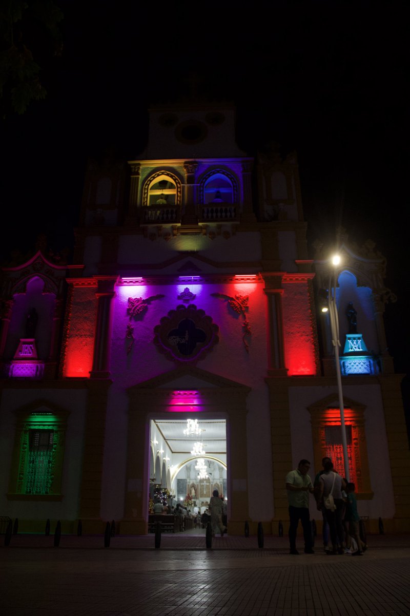 El espíritu navideño en Lorica, conquista muchos corazones 🎄 
Te esperamos en el Centro Histórico para que disfrutes en familia y con amigos el alumbrado navideño 🪅 
#NavidadPaTodos 💚❤️