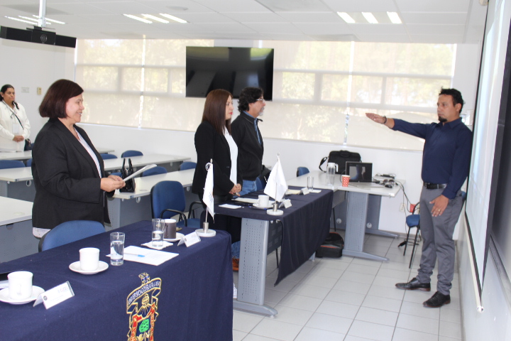 DgesCucea's tweet photo. Estimada comunidad, con orgullo les compartimos como se vivió el examen de grado de Pedro Ramírez, que se llevo a cabo el día de ayer 09 de Diciembre.

Reconocemos su esfuerzo y dedicación por concluir exitosamente el Doctorado en Gestión de la Educación Superior. https://t.co/olBjINPoRM