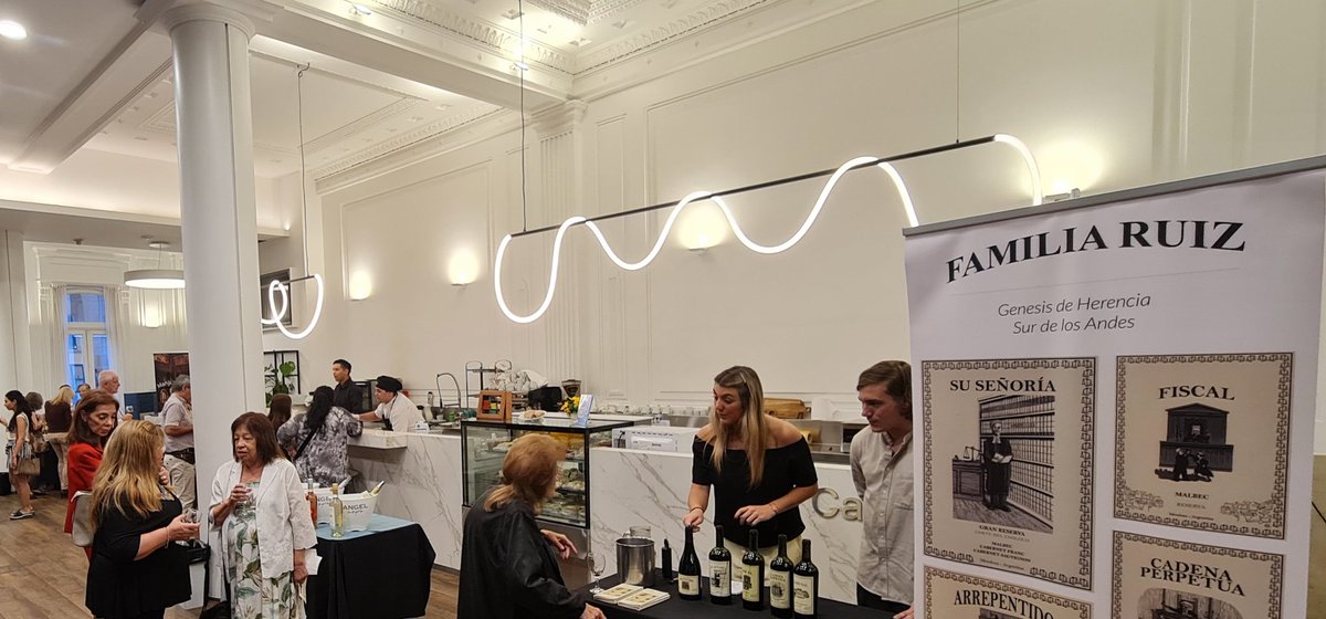 🥂 Junto a más de 200 colegas que levantaron su copa,  despedimos el año con el Paseo de vinos 🍷 en el Colegio de la Abogacía #CPACF 
#2025Será épico #Salud