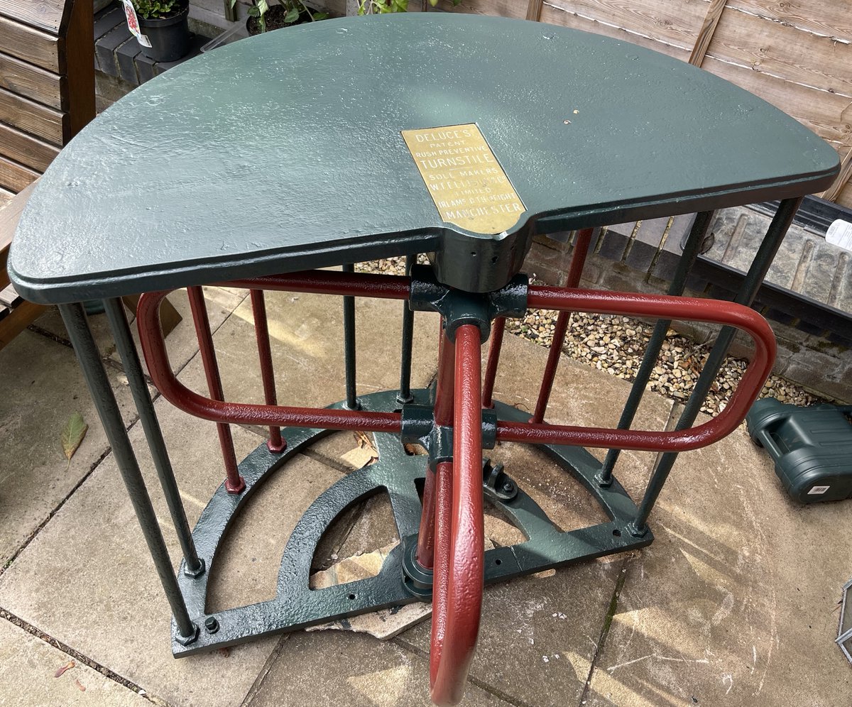 Watford Gold Christmas Triple for 10th December:
💛 1979 No. 10 match-worn shirt
🖤 1982 Official club Christmas card
❤️ (Link) Vintage Vic Road turnstile
watfordgold.org.uk/history/watfor…
#WatfordFC <a href="/Observer_Owl/">Watford Observer</a>  <a href="/DNSYE_podcast/">Do Not Scratch Your Eyes Watford FC Podcast 🐝</a> <a href="/OldWatford/">Old Watford FC</a>