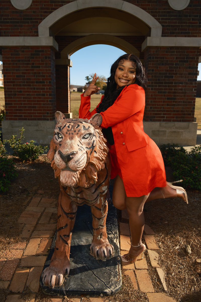 2 days until a real baddie graduate🥰