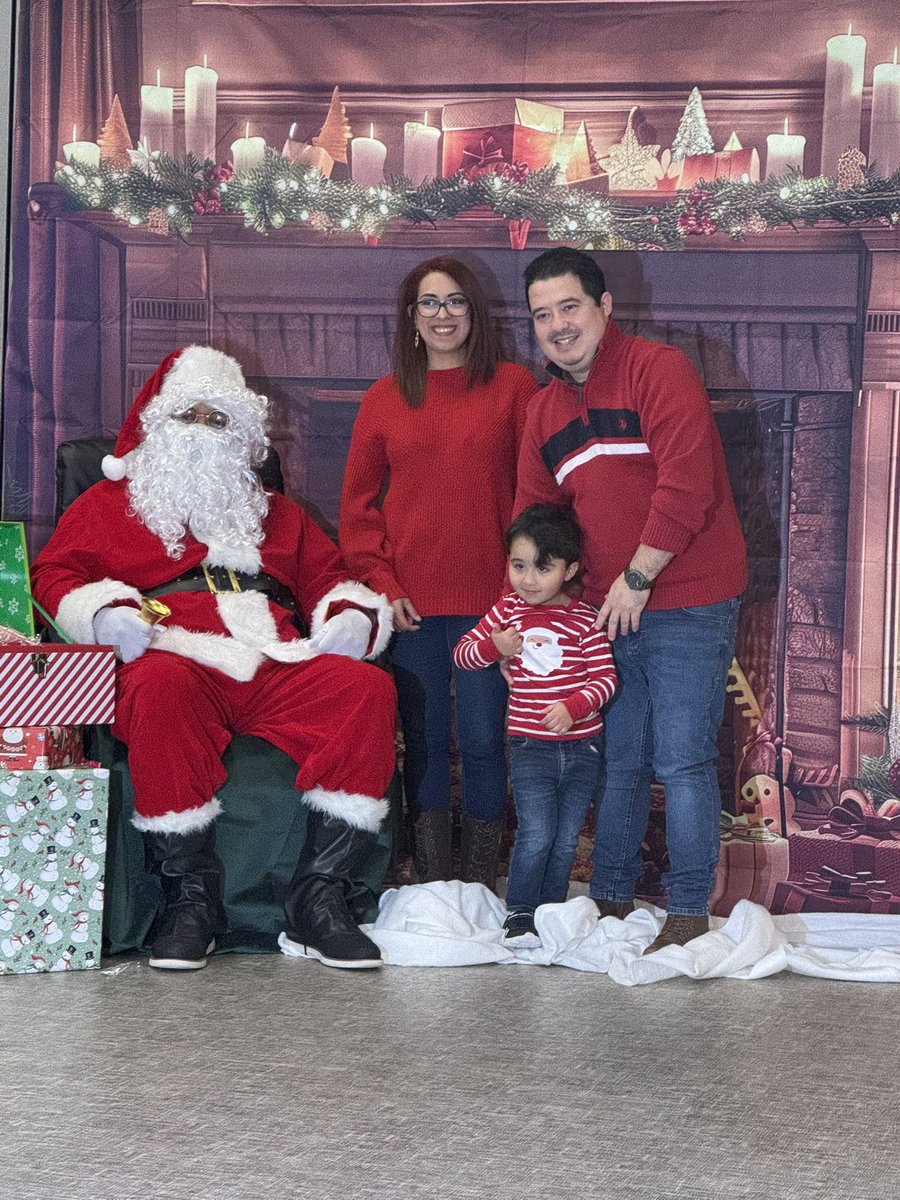 PrinSilliman's tweet photo. It’s Pictures with Santa time here @BrosnahanES Spending time with our students and family is always a special treat! @CyFairISD https://t.co/Cw1UoaDkuY