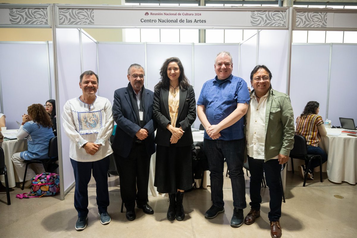 ccurieldeicaza's tweet photo. Nos reunimos 157 servidoras y servidores públicos de 31 estados participantes en la Reunión Nacional de Cultura 2024, celebrada en Aguascalientes, la cual contó con 247 mesas que abordaron más de 700 temas interinstitucionales. Acordamos fortalecer la educación artística, descentralizar circuitos culturales y salvaguardar el patrimonio. Además, impulsar estrategias de lectura en lenguas indígenas y comunidades vulnerables. Este esfuerzo conjunto, con la participación de 27 áreas del sector cultural, marca un paso decisivo hacia una visión cultural inclusiva y sostenible rumbo a 2030.
#ReuniónNacionalDeCultura2024