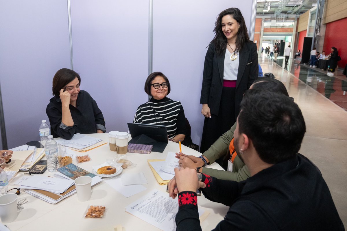 ccurieldeicaza's tweet photo. Nos reunimos 157 servidoras y servidores públicos de 31 estados participantes en la Reunión Nacional de Cultura 2024, celebrada en Aguascalientes, la cual contó con 247 mesas que abordaron más de 700 temas interinstitucionales. Acordamos fortalecer la educación artística, descentralizar circuitos culturales y salvaguardar el patrimonio. Además, impulsar estrategias de lectura en lenguas indígenas y comunidades vulnerables. Este esfuerzo conjunto, con la participación de 27 áreas del sector cultural, marca un paso decisivo hacia una visión cultural inclusiva y sostenible rumbo a 2030.
#ReuniónNacionalDeCultura2024