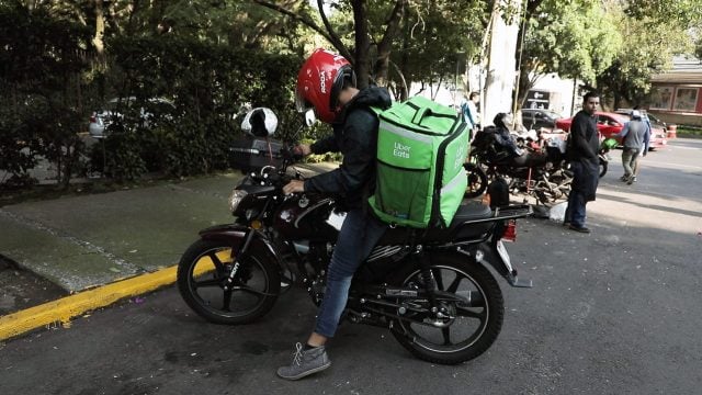 Un repartidor "dedicado" de Uber anda ganando unos 22 mil pesos mensuales. Con la nueva ley que obliga a Uber y a Didi a dar "Seguro Social" se les va a tener que descontar unos 5 mil pesos mensuales, o sea, unos 60 mil pesos al año.

¿Todo para qué? Para nada... para que se