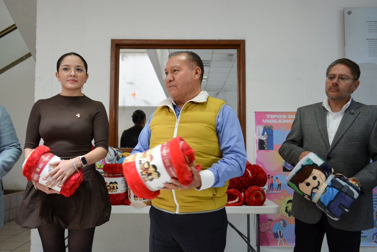 alejandrotemx's tweet photo. Realizamos la entrega de cobijas a nuestros compañeros adultos mayores en oficinas centrales en consideración a la temporada invernal. 

Invito a nuestros colaboradores a seguir aportando oportunidades para todos, en #IMEVIS fomentamos el trabajo proactivo con #ElPoderDeServir https://t.co/GVQ8PVmRV3