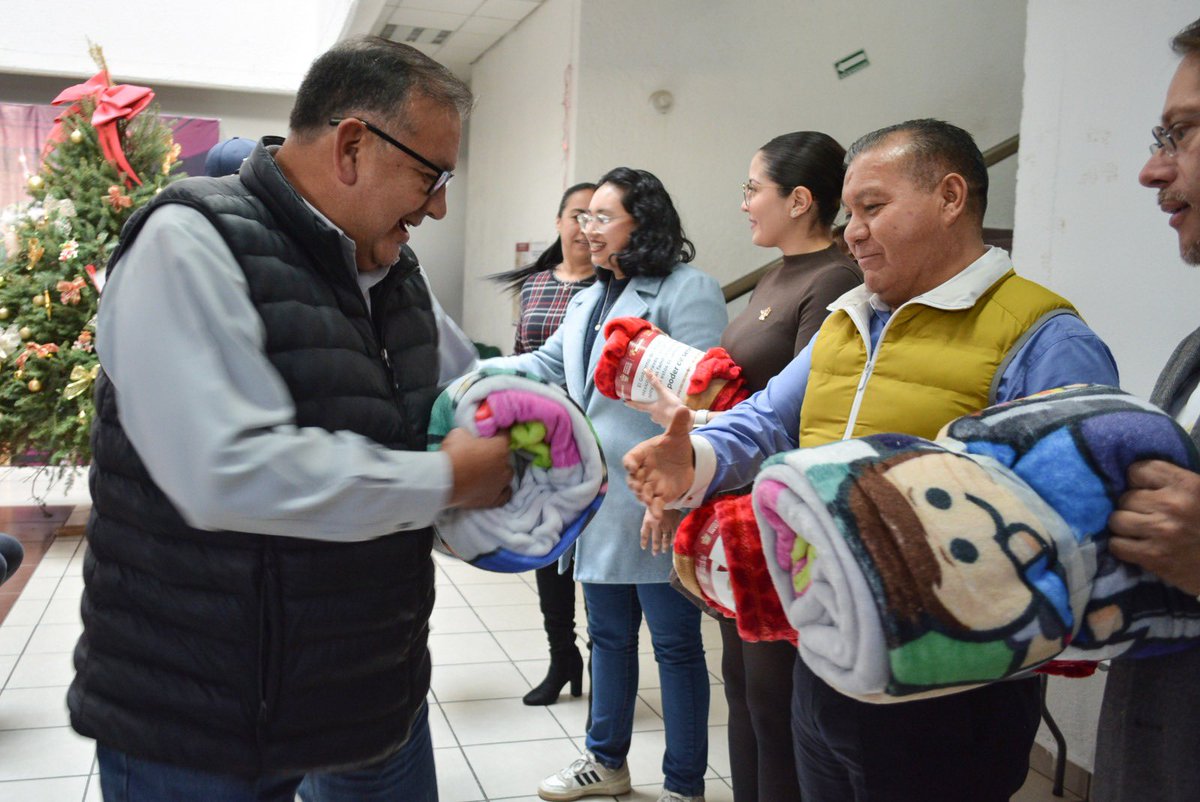 alejandrotemx's tweet photo. Realizamos la entrega de cobijas a nuestros compañeros adultos mayores en oficinas centrales en consideración a la temporada invernal. 

Invito a nuestros colaboradores a seguir aportando oportunidades para todos, en #IMEVIS fomentamos el trabajo proactivo con #ElPoderDeServir https://t.co/GVQ8PVmRV3