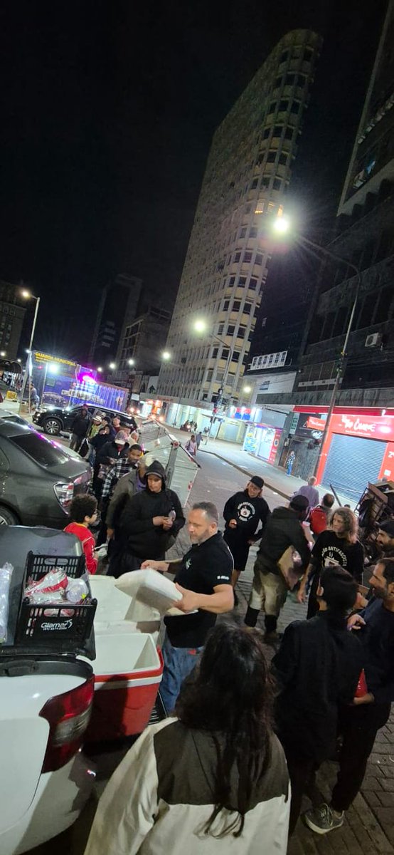 do_voltaire's tweet photo. Porto Alegre, segunda, 9 de dezembro de 2024.

o vento sopra forte, a chuva fina molha o chão. 

improvise uma coberta, garanta um papelão.

descolou algum um trocado pra dormir numa pensão?

125 jantas quentes, água filtrada e sucão.

nas ruas e calçadas
um poema vira ação https://t.co/iS5RI6Iy2W