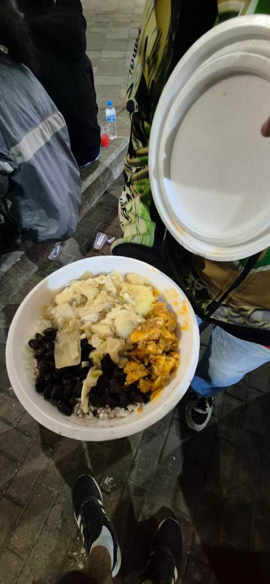 do_voltaire's tweet photo. Porto Alegre, segunda, 9 de dezembro de 2024.

o vento sopra forte, a chuva fina molha o chão. 

improvise uma coberta, garanta um papelão.

descolou algum um trocado pra dormir numa pensão?

125 jantas quentes, água filtrada e sucão.

nas ruas e calçadas
um poema vira ação https://t.co/iS5RI6Iy2W