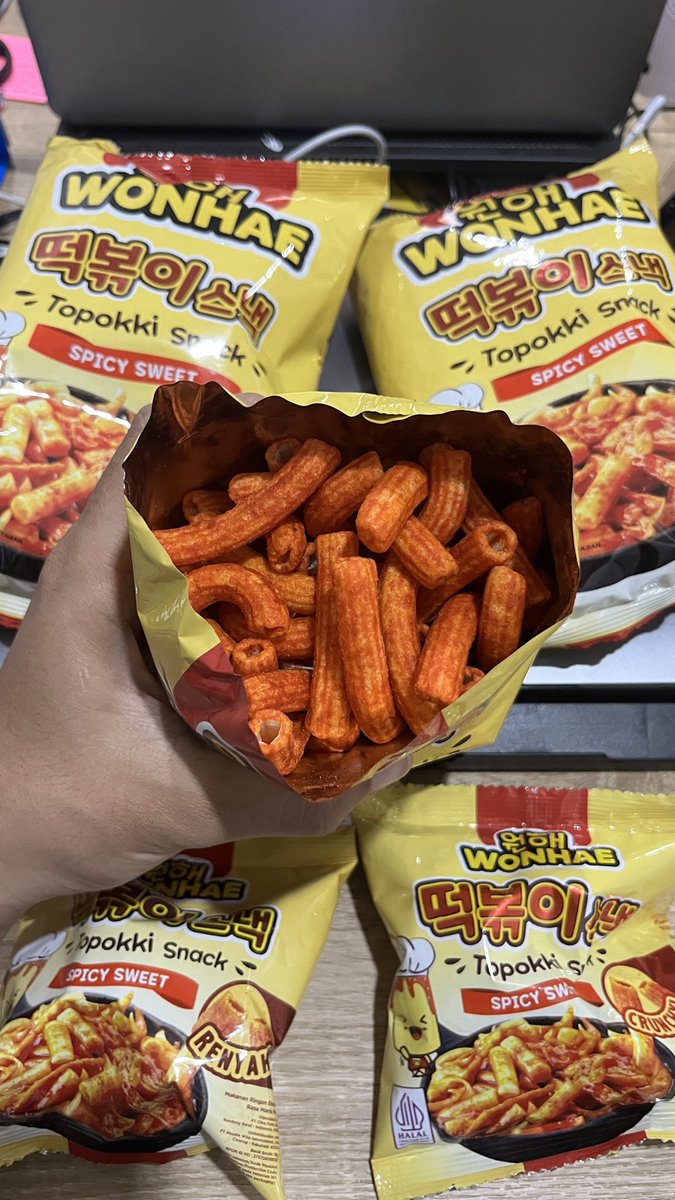 ridikaa_'s tweet photo. Hidup itu lu yang tentuin arahnya, bukan disetir orang lain terus-terusan.
Kayak gue yg pilih jadi #TimKuning ditengah gempuran orang lain yg lebih pilih si Creamy Rose! Pas gue cobain Spicy Sweet ini rasa saus koreanya itu unik & enak bgt!
Cocok untuk kalian yg doyan pedes!!! https://t.co/t3bjRaugG1