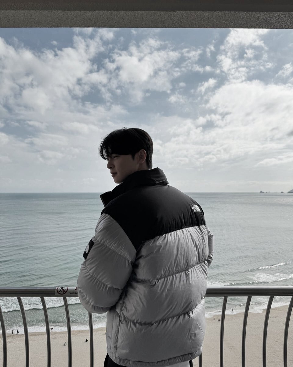 ︎︎ ︎︎︎ ︎︎︎   
Lost in the horizon, breathing in the salt-laced air and letting the ocean’s calmness seep into my soul. Sometimes, all you need is a quiet moment to reflect, with the waves as your soundtrack and the sky as your canvas.
︎︎ ︎︎︎ ︎︎︎