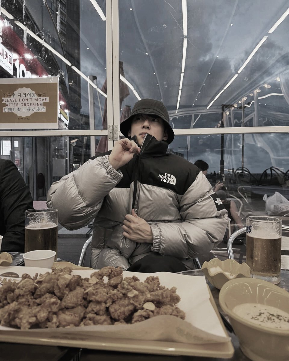 ︎︎ ︎︎︎ ︎︎︎   
Good vibes, great beer, and fried chicken, what more could you ask for? Just soaking in the chill evening with good company and a view that makes life feel just a little sweeter.
︎︎ ︎︎︎ ︎︎︎