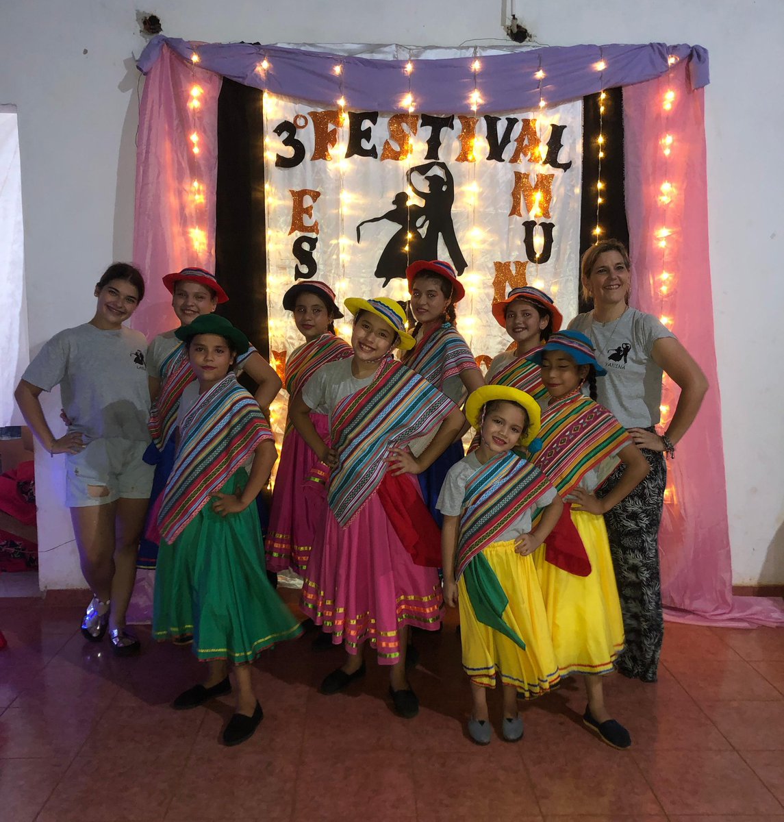 ::. Cierre de Actividades de las Escuelas Municipales de Danzas Folclóricas en los Barrios Guaraypo y San Lorenzo. Felicitaciones a los bailarines, padres y a la Profesora Yanina Leschnik por el trabajo de todo el año.