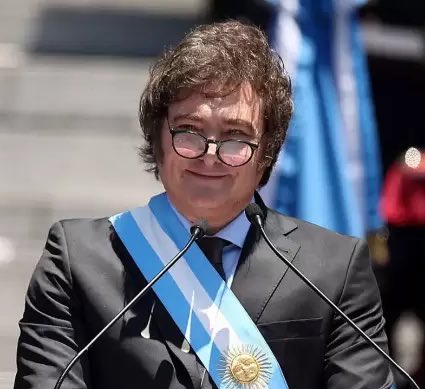 Hace un año, <a href="/JMilei/">Javier Milei</a> asumió la presidencia de un país al borde de la hiperinflación y devastado por décadas de socialismo. En 12 meses pulverizó el déficit, nos devolvió a occidente y se animó a librar la única batalla verdaderamente decisiva: LA CULTURAL

¡Gracias Presidente! 🇦🇷