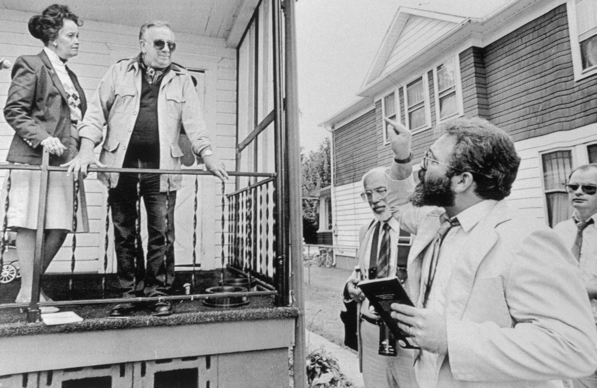 YTFFIFA's tweet photo. 5/ Investigadores Paranormales: Ed y Lorraine Warren, famosos investigadores, se involucraron. Capturaron una imagen famosa de lo que supuestamente era el fantasma de John DeFeo. (Imágen post Nº 3) #WarrenFiles #ParanormalInvestigation https://t.co/XA0nVYubsq