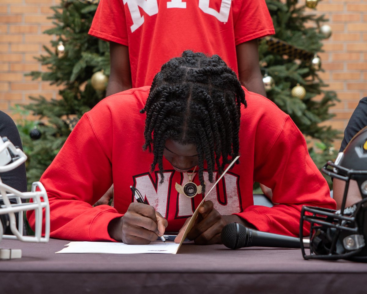 james_little_iv's tweet image. 🖊️ to 📄
NSD’25 Ceremony!
@NIU_Football @tyboles3 @CoachAWang @NIUCoachHammock @NickBenedetto_ @CoachDJBland 
#HU2KIE5 | #TheHardWay