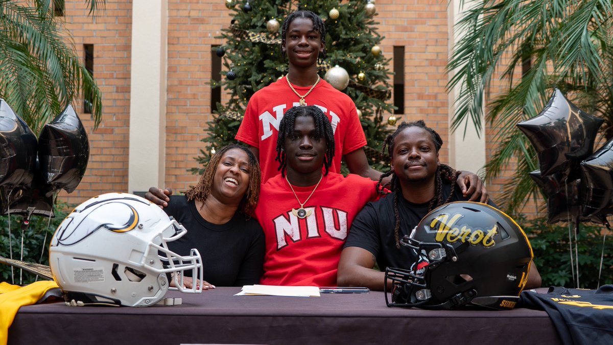 james_little_iv's tweet image. 🖊️ to 📄
NSD’25 Ceremony!
@NIU_Football @tyboles3 @CoachAWang @NIUCoachHammock @NickBenedetto_ @CoachDJBland 
#HU2KIE5 | #TheHardWay
