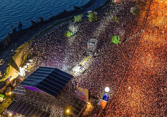 Manchaaana's tweet photo. Cómo le explicas a un Argentino, Brasilero o d cualquier nacionalidad, QUE EN URUGUAY EXISTE UNA FIESTA GRATUITA, DE MILES DE PERSONAS LLAMADA "LA BAJADA", DONDE SI YA NO HICISTE ALGO EN EL AÑO LO PATEAS PARA MARZO DEL SIGUIENTE AÑO.  Hay más gente este año.
(Foto 2023) https://t.co/hYlDHHfqmT