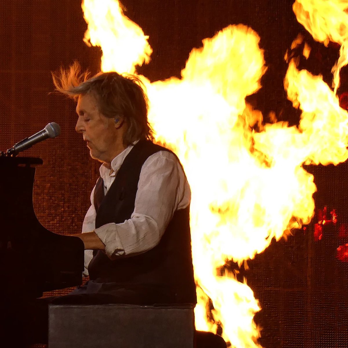 JorgeTauG's tweet photo. Paul McCartney  @PaulMcCartney #Madrid https://t.co/5aS3IIIQQG