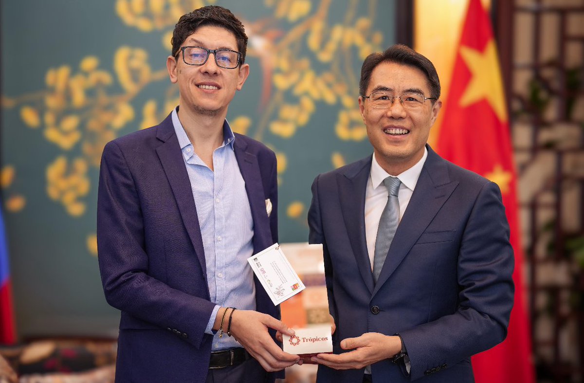 Ministro  <a href="/Mineducacion/">MinEducación</a> y embajador de la Republica Popular China <a href="/zhu_jingyang/">Zhu Jingyang</a> 
Celebran el avance de La Paz en Colombia! 
El país y la Paz, pasan por la caficultura!! 
Somos el 10% del país!! 

Trópicos frutos de la esperanza 
Avanzamos!!