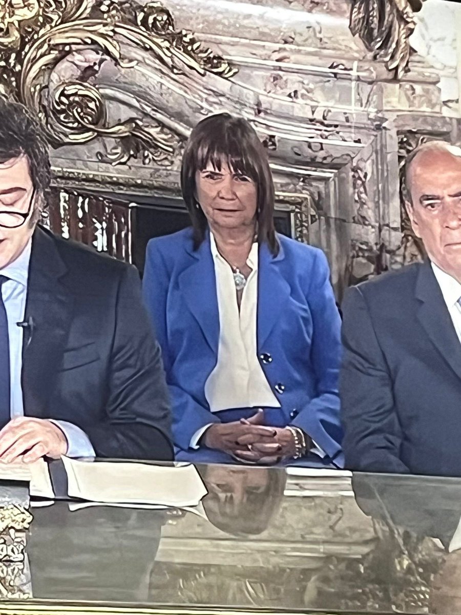 Pasan los años y sigo sin entender cómo hay gente que aun cree que un gobierno del que forma parte esta mina: puede terminar en algo bueno…

Tres veces van a tropezar con la misma mierda?? TRES????