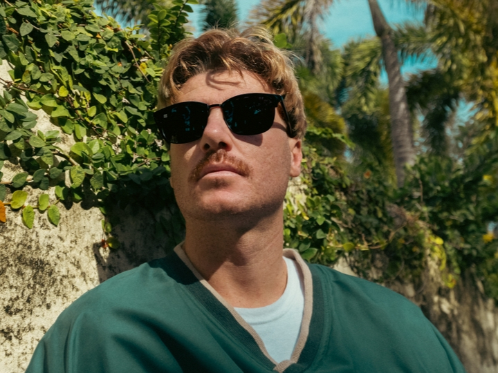 neveneyewear's tweet image. Coastal cool, effortless chill—Stealth sunglasses are your go-to for laid-back vibes in classic all-black style 😎 #roundglasses #polarizedsunglasses #eyefashion #timelessstyle #eyeweartrends #eyewearstyle #sunglasseslover  neveneyewear.com/products/steal…