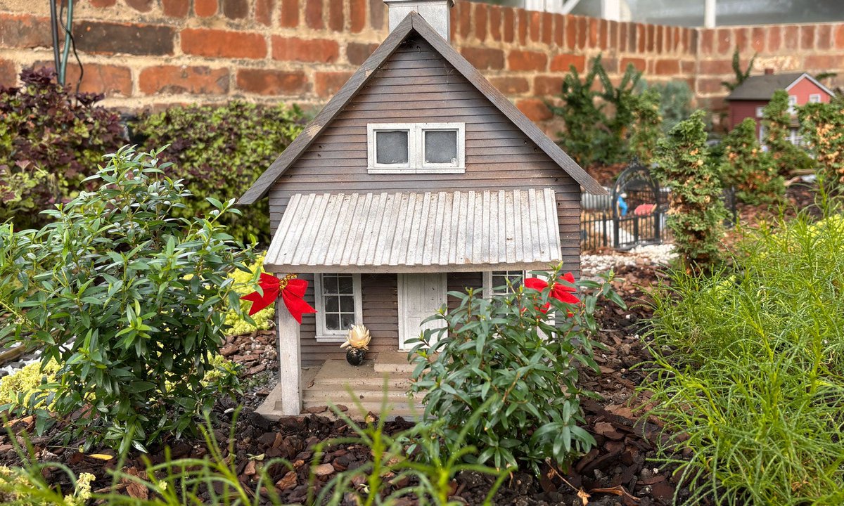 Did you notice that our Garden Railroad: Movie Magic has some new winter décor?🧐

Find tiny ornaments, ribbons, wreaths and string lights now decorating our miniature movie sets as they depict scenes straight from the silver screen!🤩🎬🎄 

More: phipps.conservatory.org/calendar/detai…