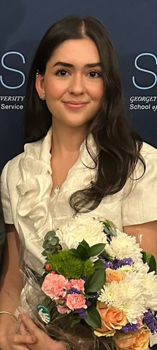 Comparto con orgullo la graduación de mi hija Camila de la Escuela de Estudios Internacionales de Georgetown University.  Un verdadero orgullo para la familia y especial para mi.