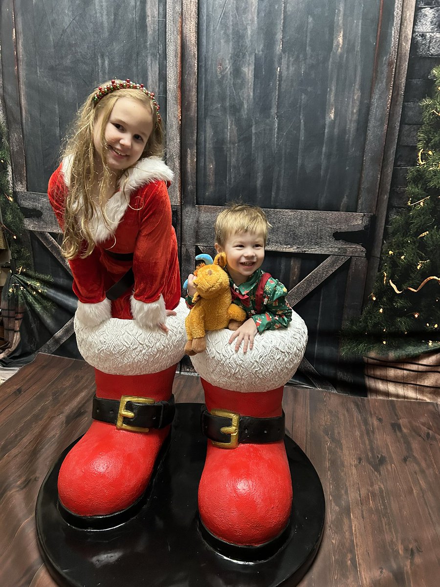 JKrimmel11's tweet photo. Amazing and magical moments captured thanks to Perfect Day Photography!
#PicsWithSanta #Christmas #Christmas2024 #Swedesboro #NewJersey #ChristmasInJersey https://t.co/hIeZ37YLha