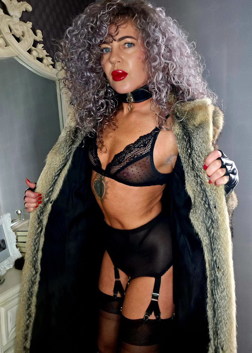 Wanna be my pet? 😈 https://t.co/BWh6hjhhNC